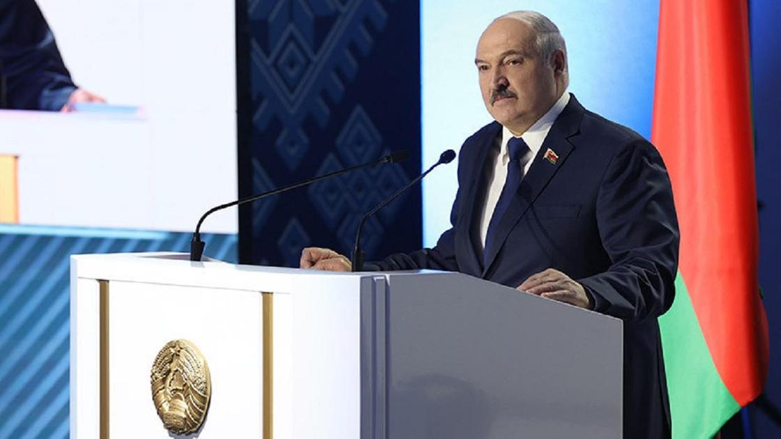 Александр Лукашенко за трибуной