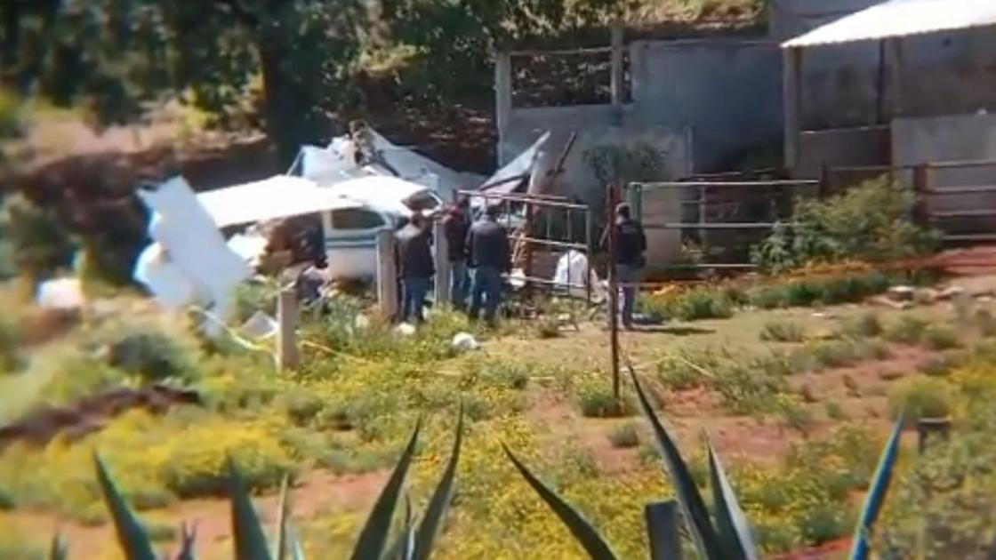 разбитый самолет лежит на поле разбитый самолет лежит на поле