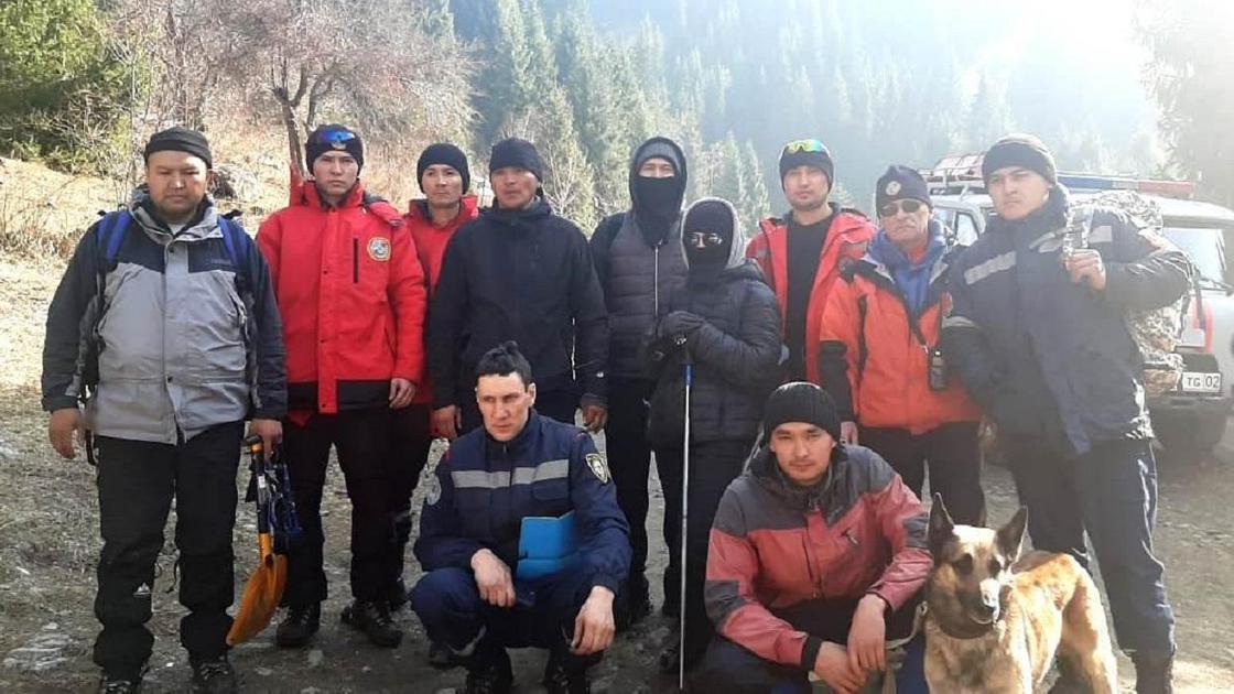 Спасатели и туристы в горах