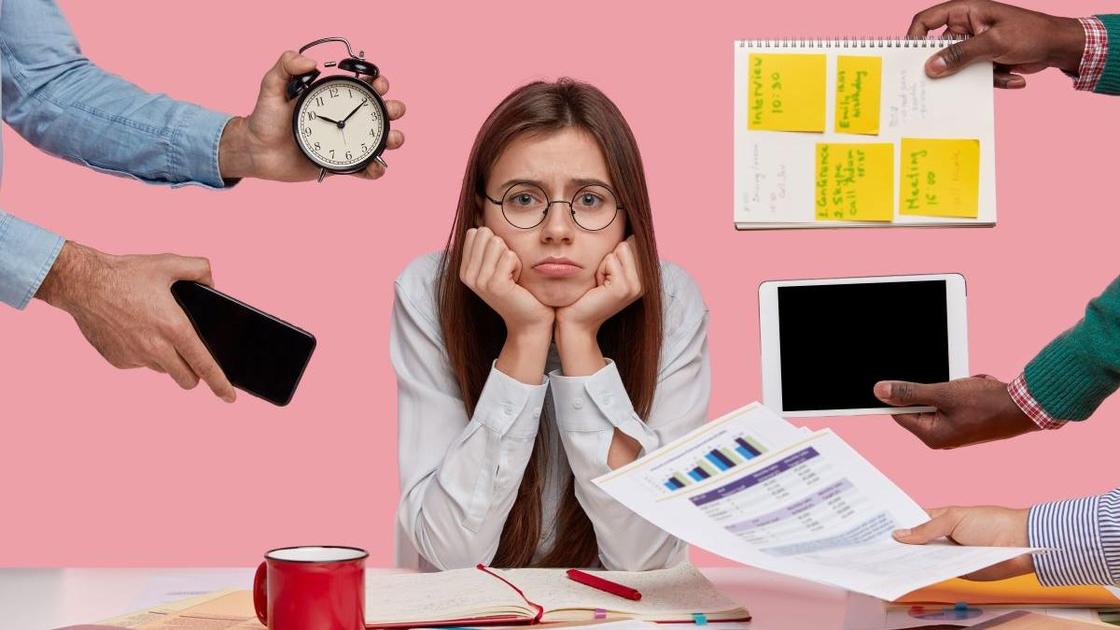 Девушка грустит за рабочим столом