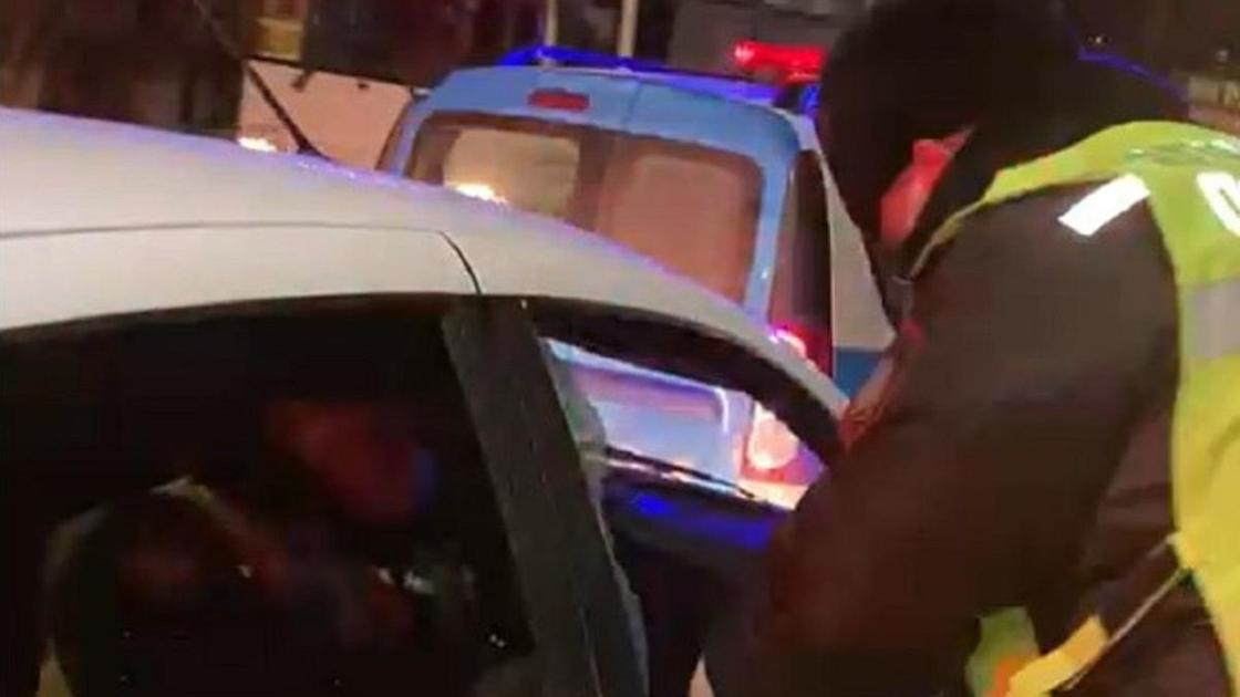Полицейский разбивает окно авто в Уральске