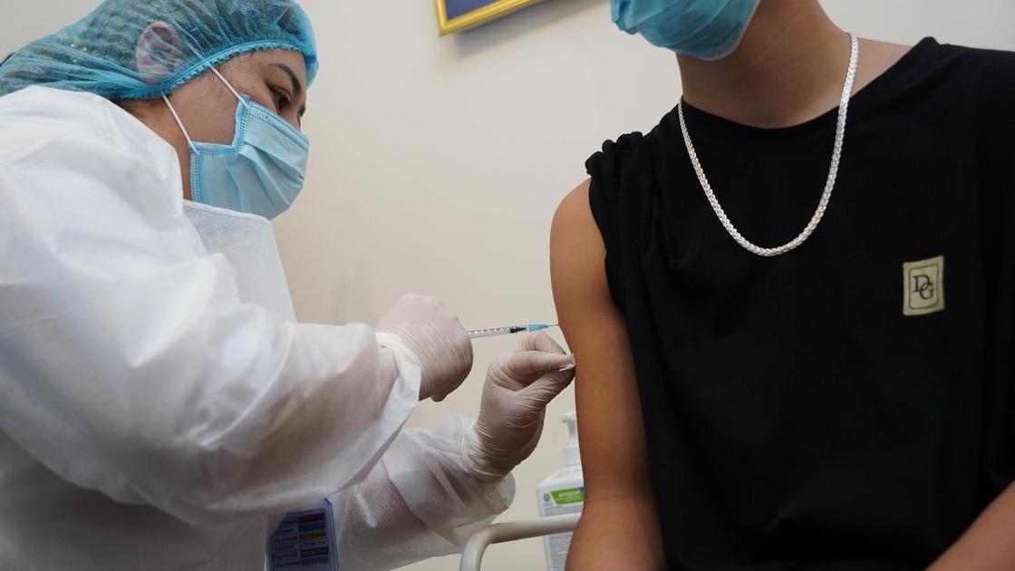 Подросток получает вакцину