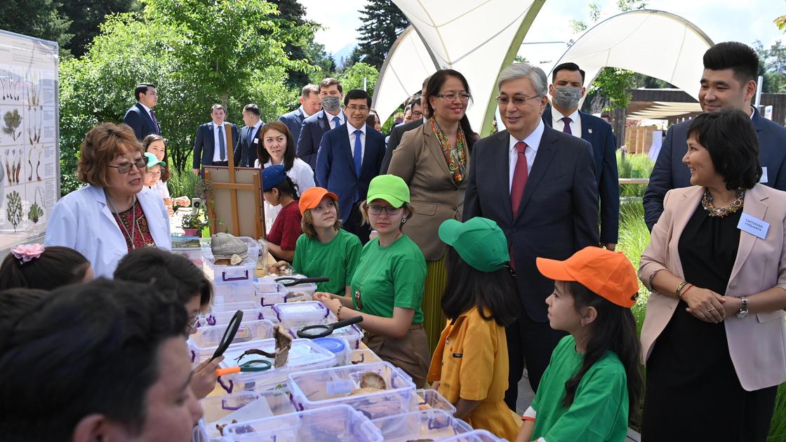 Касым-Жомарт Токаев и участники детского фестиваля в Алматы
