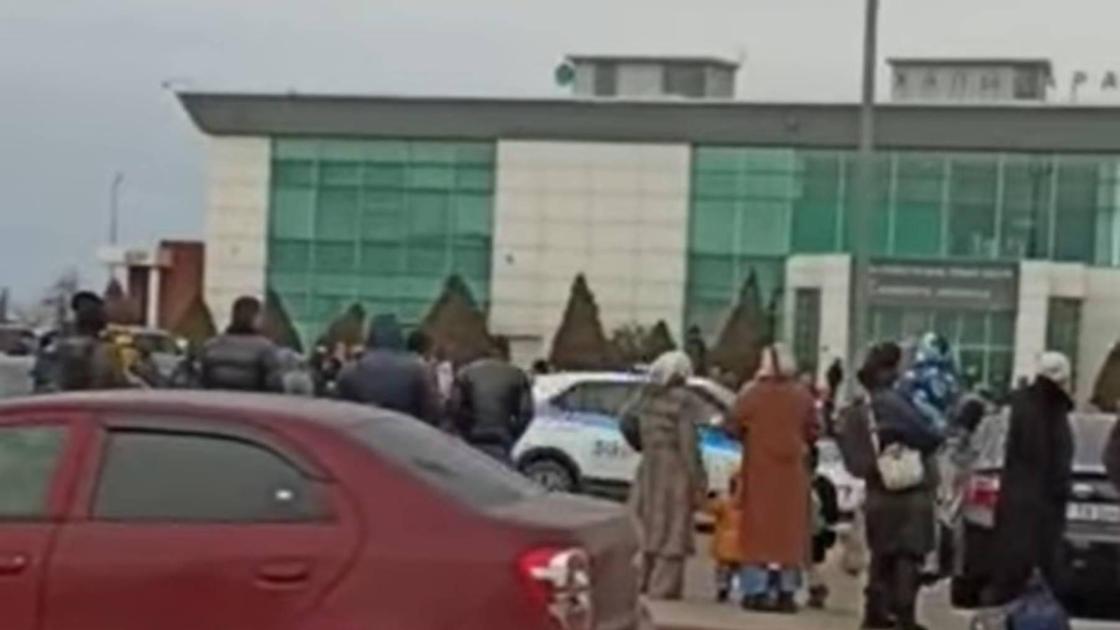 Эвакуированные из аэропорта Актау люди