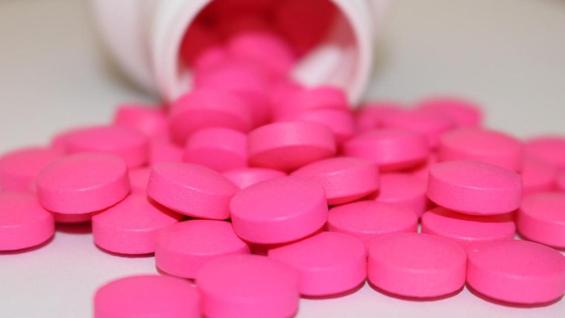 Розовые таблетки на столе