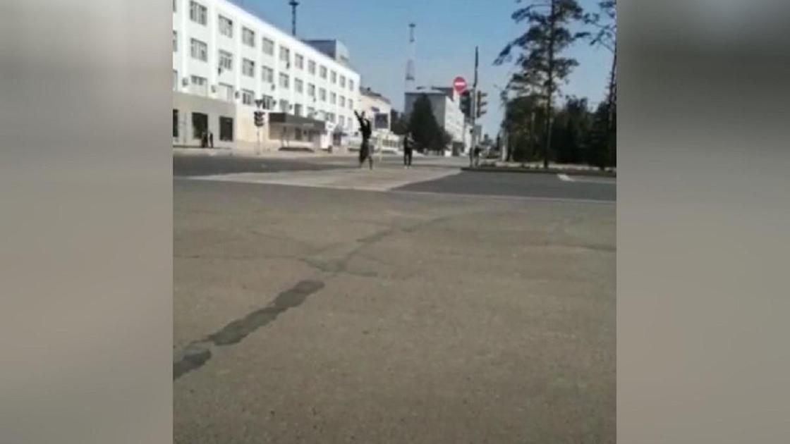 Парень делает сальто на дороге в Павлодаре