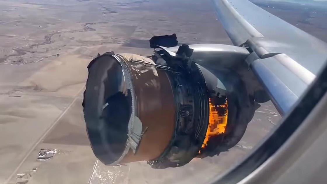 Двигатель самолета горит