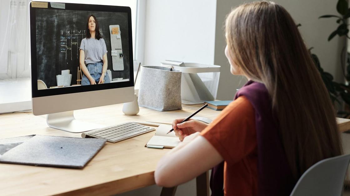 Онлайн білім алып отырған оқушы