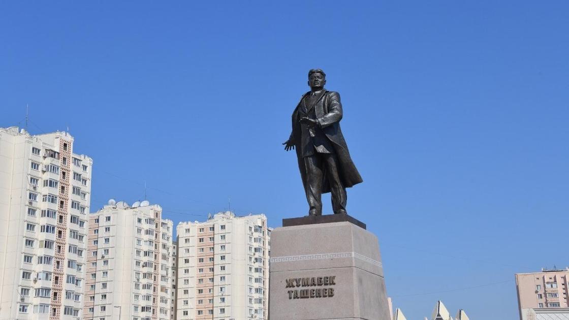 Памятник Жумабеку Ташеневу.