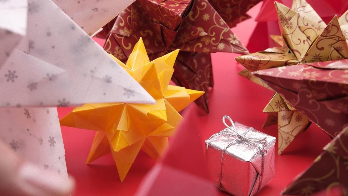 Разноцветные звезды, сделанный в технике оригами. Коробочка оригами серебристого цвета, украшенная серебристой ниткой с бантом