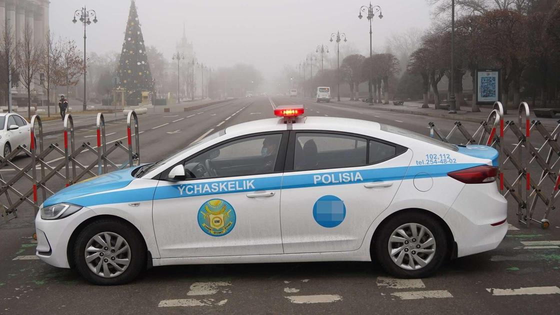 Машина полиции перед заграждением в Алматы
