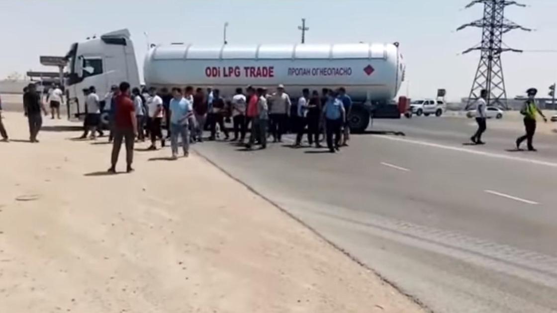 Водители перекрыли дорогу на въезде в Актау