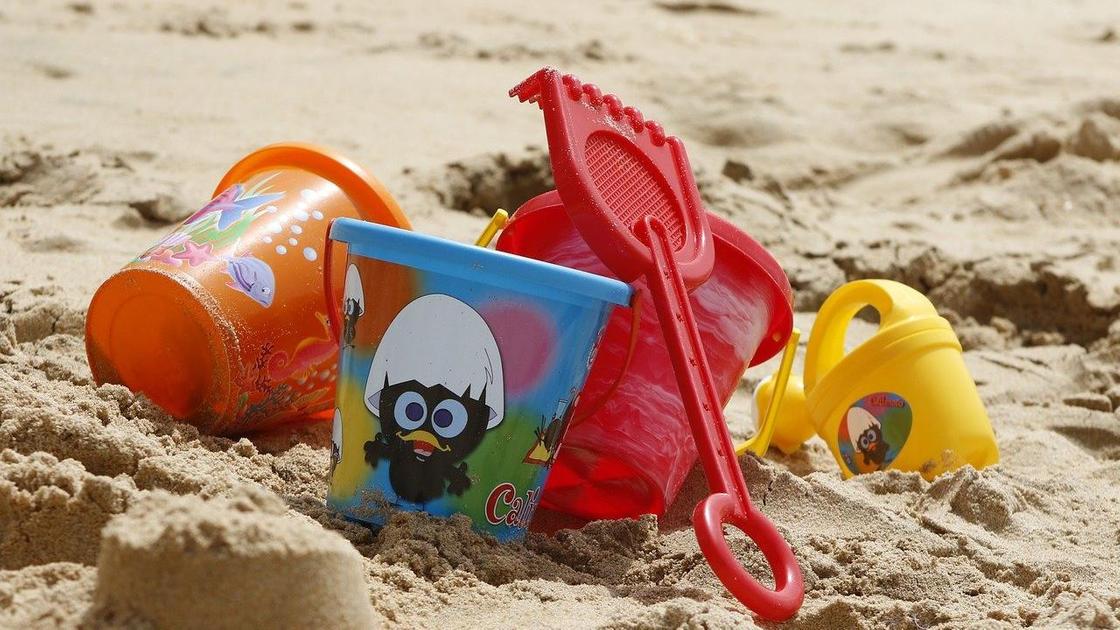 Пластиковые игрушки на пляже на песке