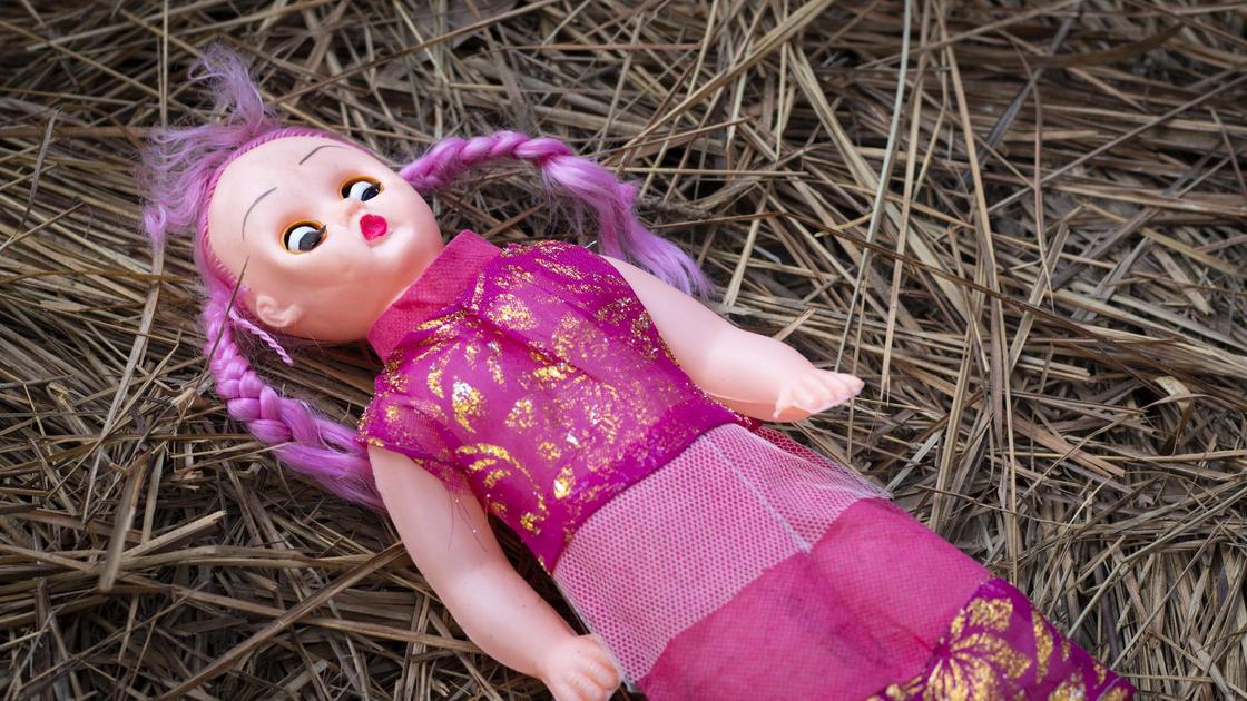 Кукла лежит на сене