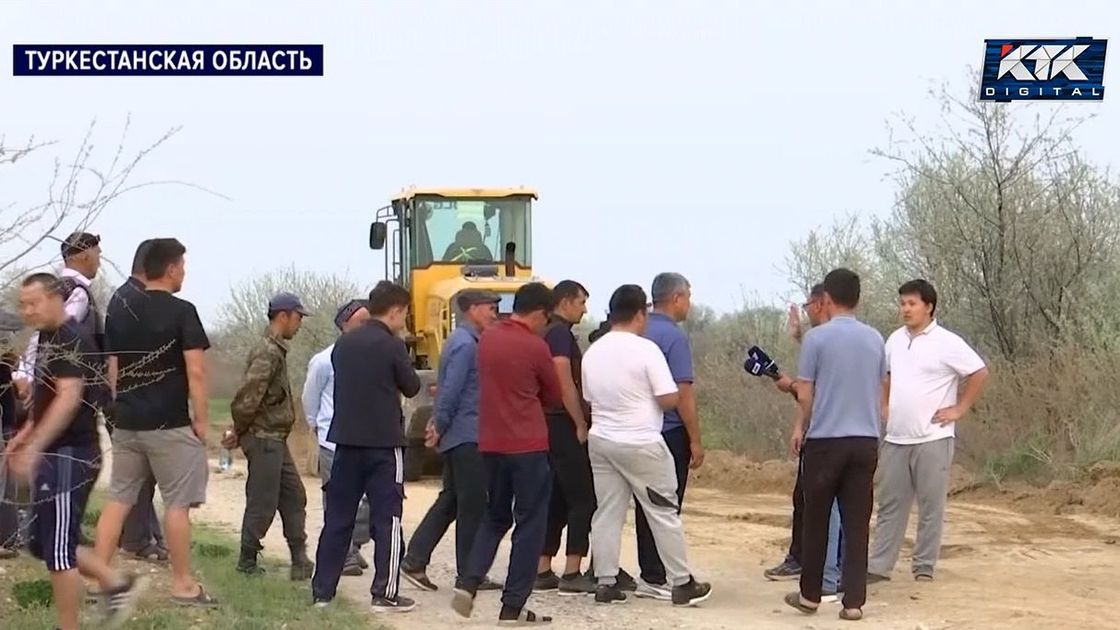 Жители преградили путь технике