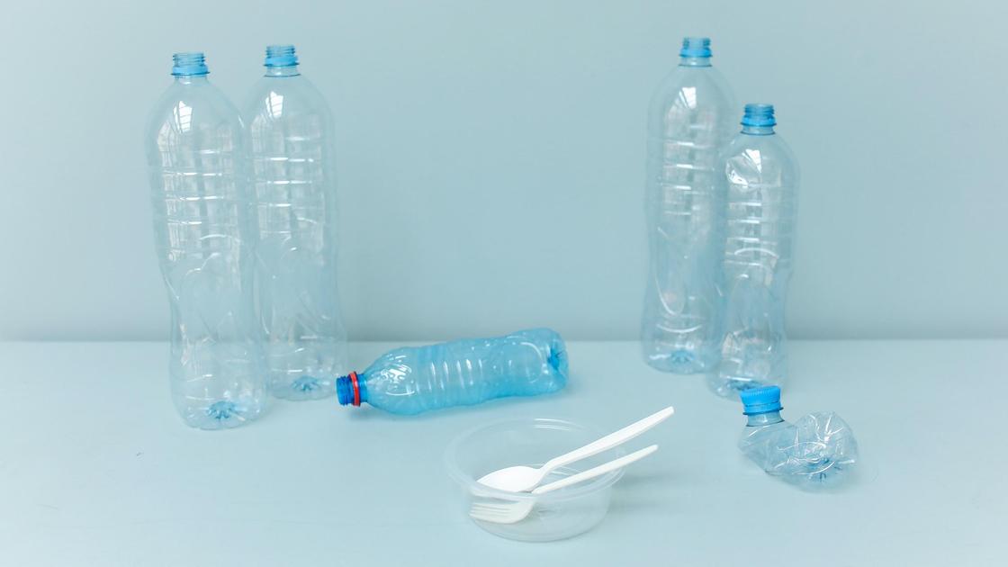 Пластиковые бутылки и ложки