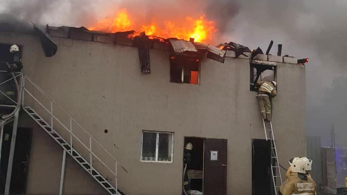 Двухэтажное здание горит в Алматы