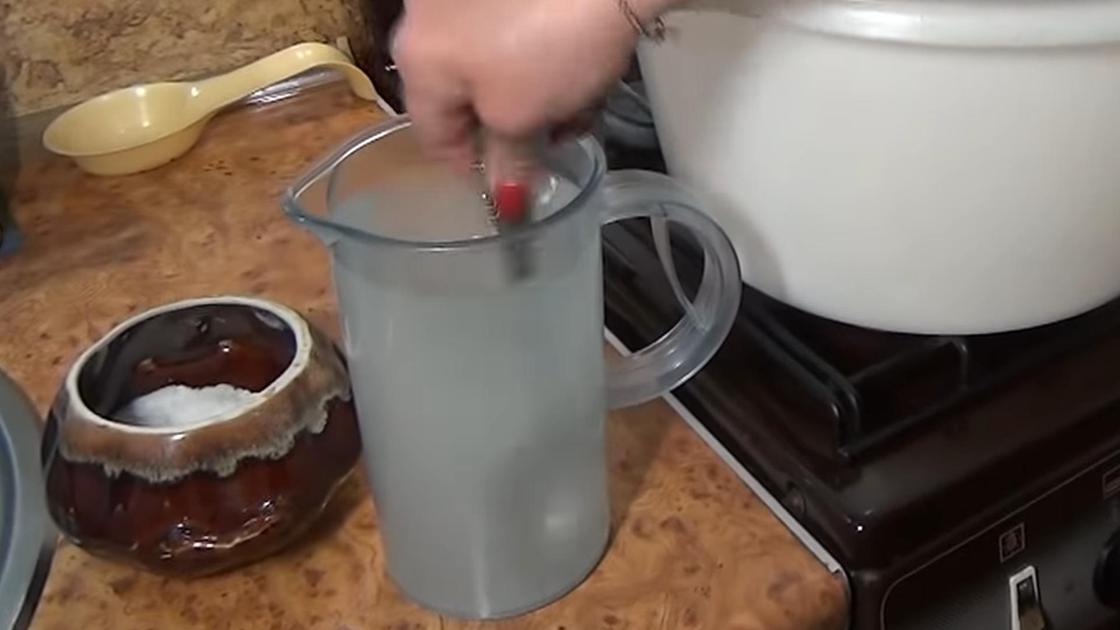 Соль из солонки добавляют в графин с водой