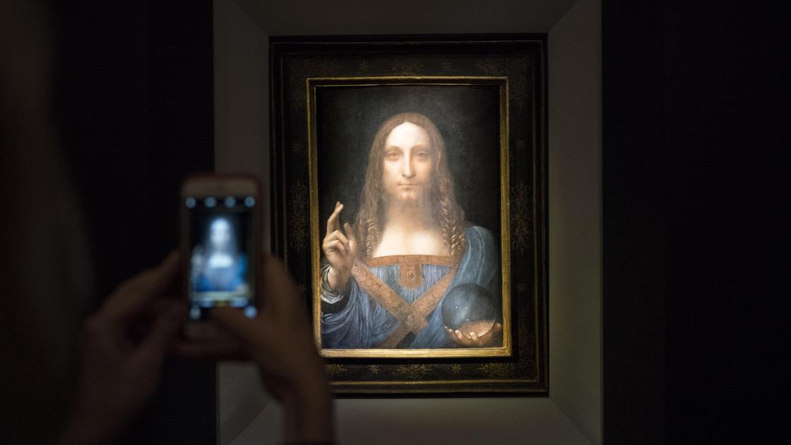 Картина "Спаситель мира" Леонардо Да Винчи висит в музее