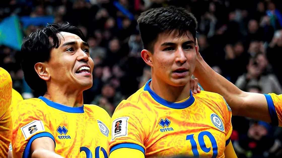 Казахстанские футболисты Рамазан Оразов и Дастан Сатпаев (слева направо)