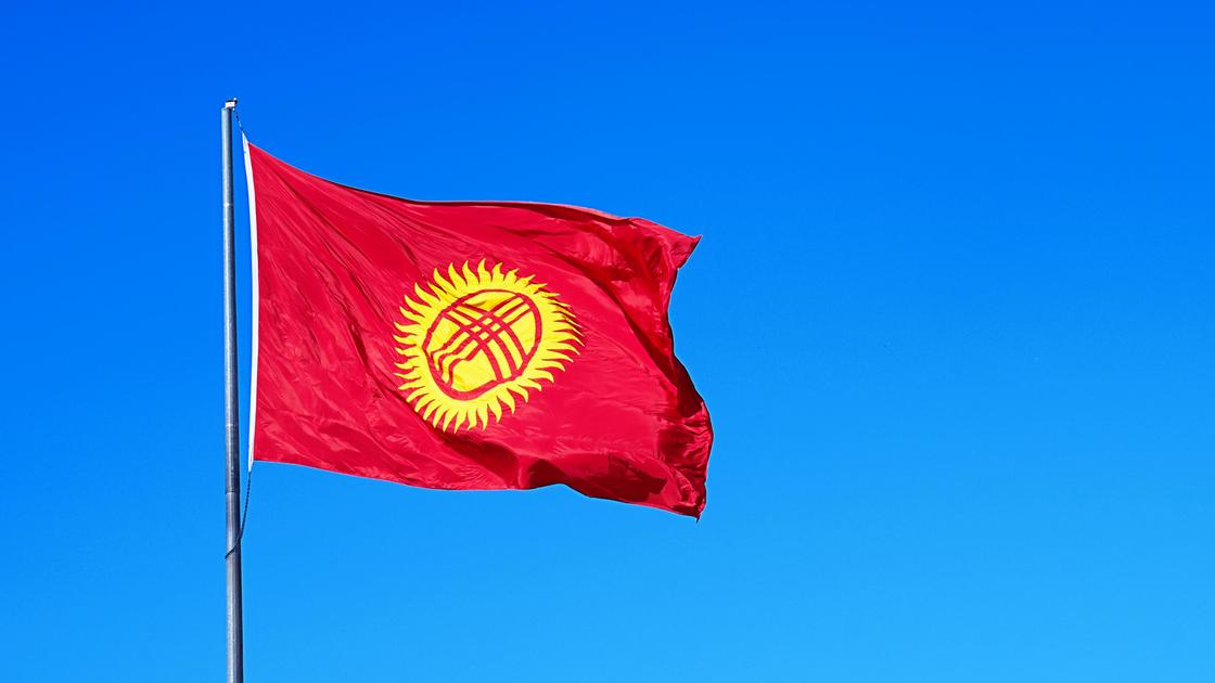 Флаг Кыргызстана на фоне неба Флаг Кыргызстана на фоне неба