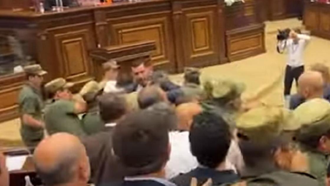 Потасовка в парламенте Армении