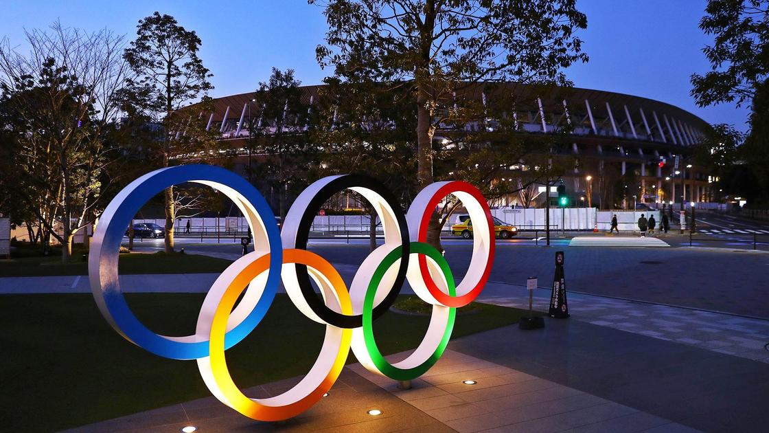 Олимпийские кольца перед стадионом