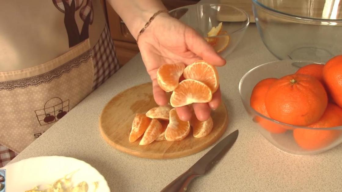 Очистите мандарины и разберите на дольки