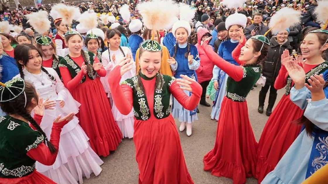 Девушки танцую в казахских национальных нарядах