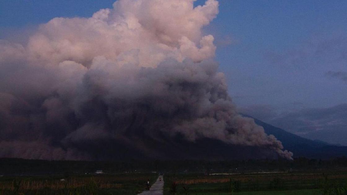 Столб дыма, поднимающийся из вулкана Семеру