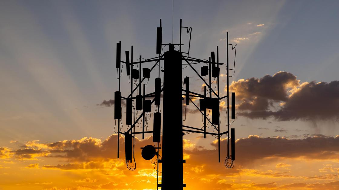 Вышка сотовой связи на фоне неба