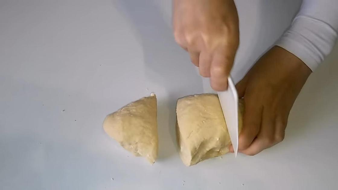 Тугое тесто разрезают на три части