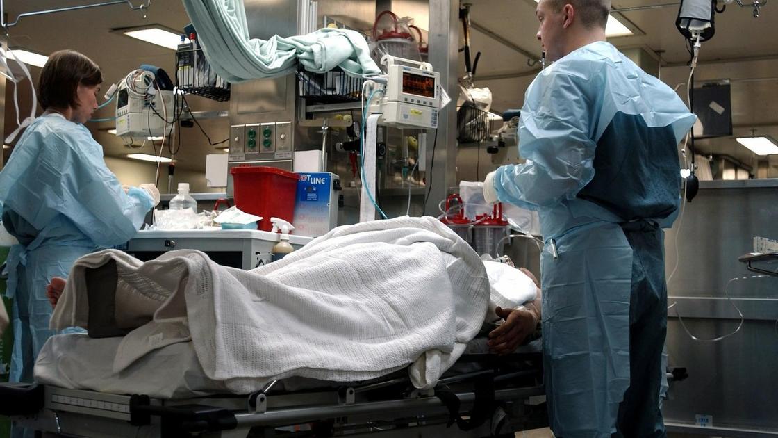 врачи стоят в палате рядом с больным врачи стоят в палате рядом с больным