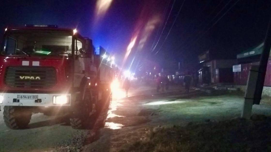 Пожарные тушат пожар