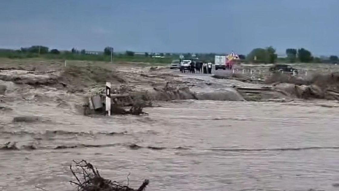 Поток воды на мосту