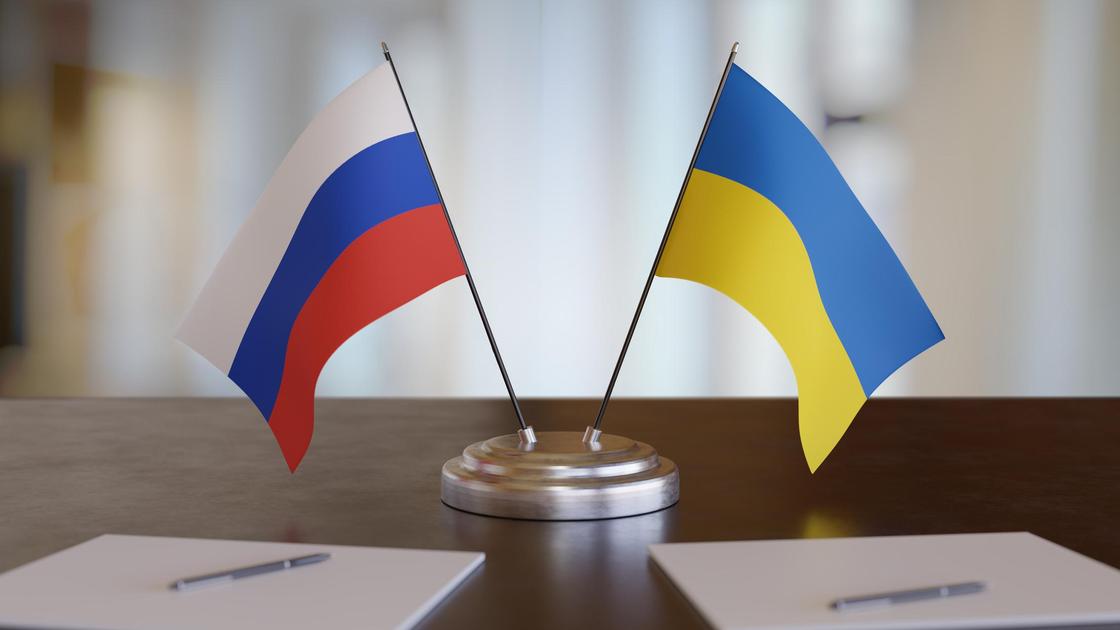 Российский и украинский флаги