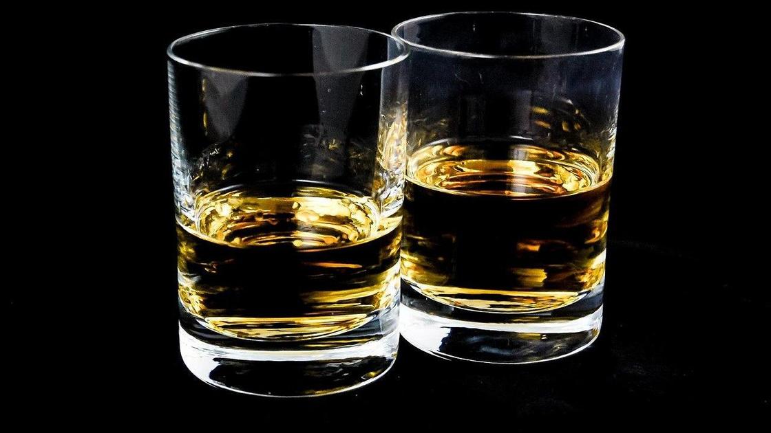 Два стаканами с алкоголем