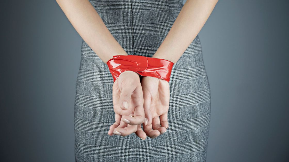 Девушку связали скотчем