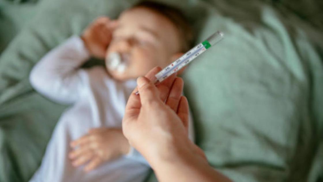 Ребенок, мама, градусник