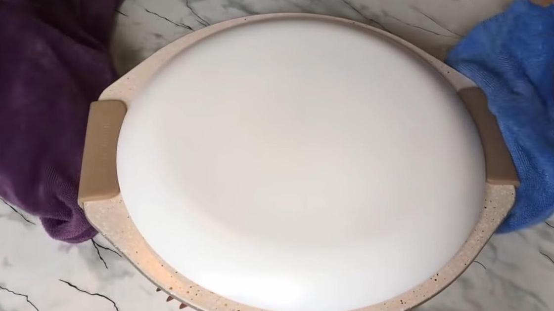 Форма с пирогом, накрытая тарелкой