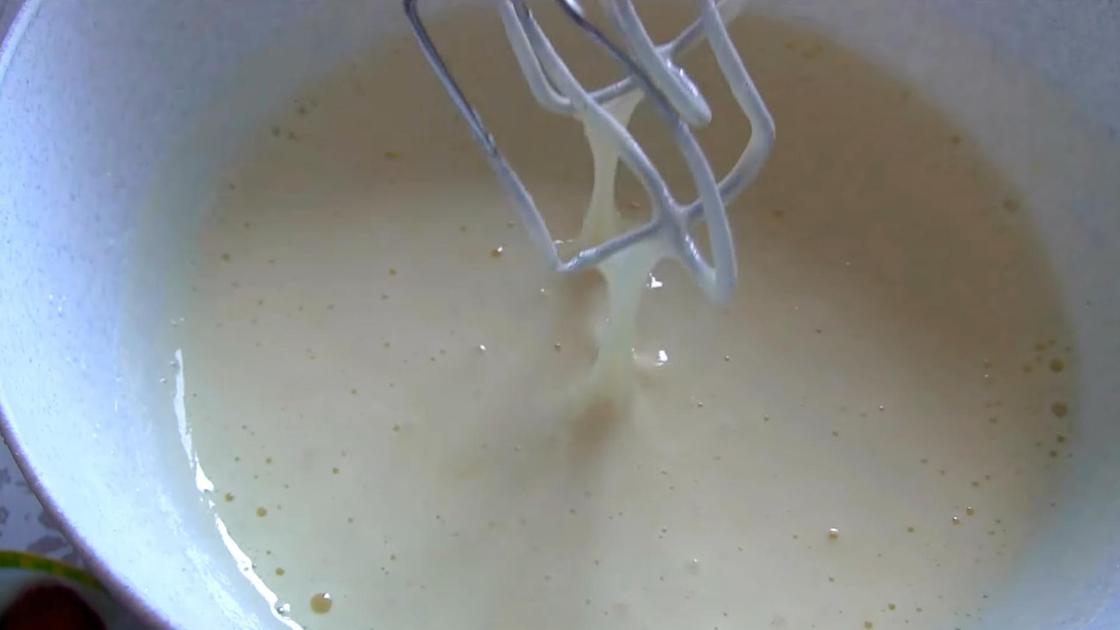 Яйца взбивают с сахаром в чаше миксером