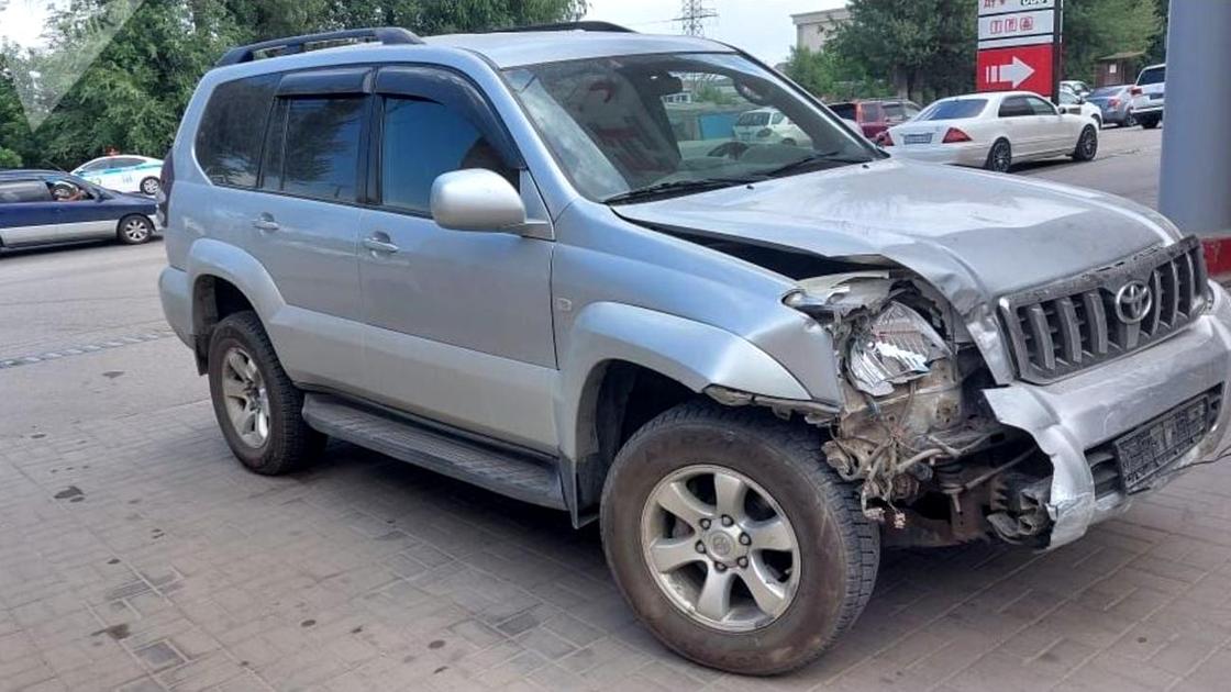 Toyota Land Cruiser врезалась в другое авто