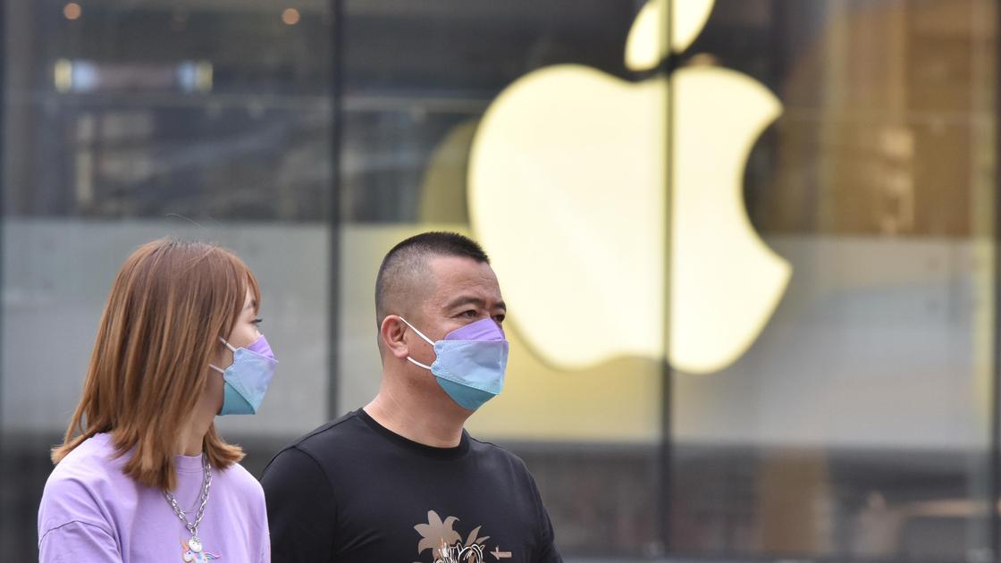 Люди проходят мимо магазина Apple в Пекине
