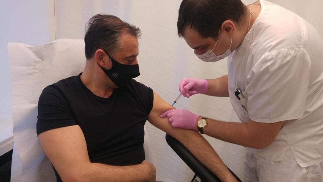 Алессандро Равальоли получает вакцину