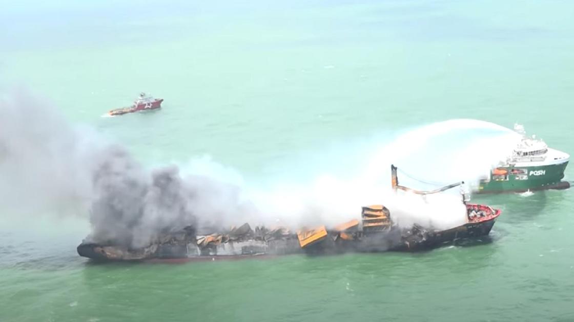Тушение пожара на судне около Шри-Ланки