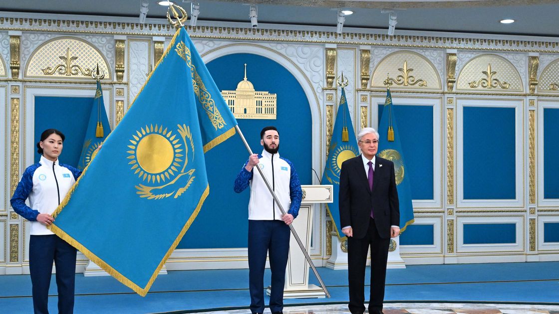 Президент олимпиадашыларға мемлекеттік туды тапсырды