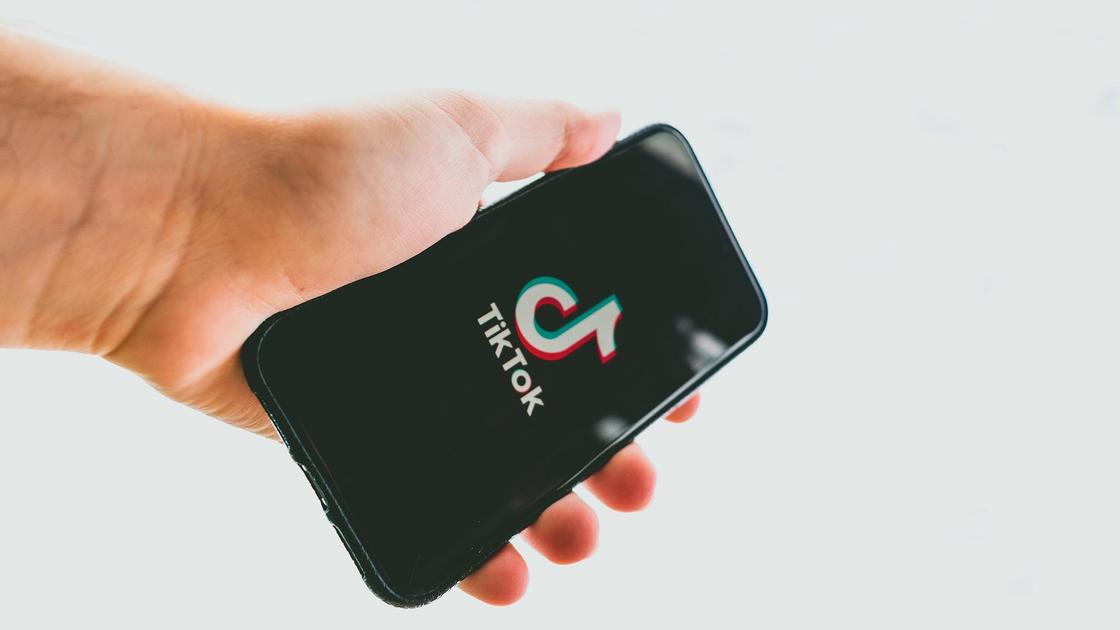 TikTok на экране смартфона TikTok на экране смартфона
