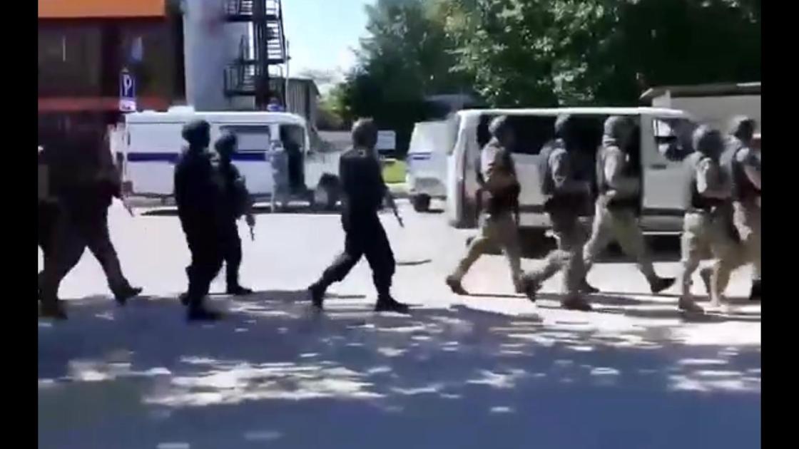 Новости про заложников в ростове. Новости про заложников в ростове. Захват школы в ростове на дону 1993. Следственный комитет группа захвата. В тюмени ограбили банк.