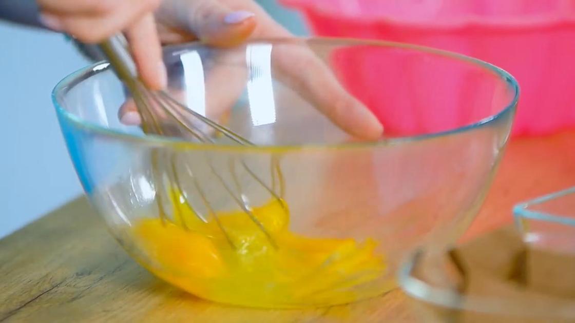 Яйца и сахар венчиком перемешивают в стеклянной миске