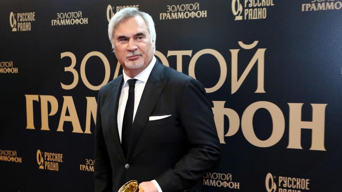 Валерий Меладзе держит в руках золотой кубок Валерий Меладзе держит в руках золотой кубок